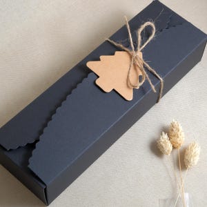 Coffret cadeau comprenant le matériel de remplissage, l'étiquette et le cordon en papier kraft SGP39