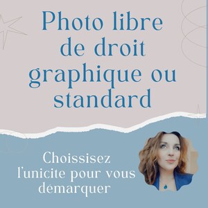 Op de afbeelding: Een blauwe en witte grafiek met de tekst "Photo libre de droit graphique ou standard" en "Choisissez l'unicite pour vous démarquer". De grafiek toont een vrouw met lang bruin haar die een blauw shirt en een ketting met een blauwe steen draagt.