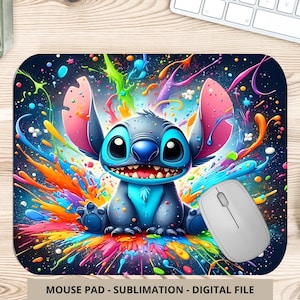 Op de afbeelding: Een kleurrijke muismat met een cartoonfiguur, omringd door levendige verfspatten in blauw, roze, oranje en groen. Een witte computermuis ligt op de pad. De tekst "MOUSE PAD - SUBLIMATION - DIGITAL FILE" staat onderaan.