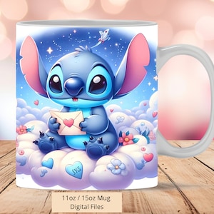 Peut inclure: Une tasse en céramique blanche avec un personnage de dessin animé bleu et rose tenant une lettre avec un cœur rouge. Le personnage est assis sur un nuage avec des cœurs roses et bleus. La tasse est de 11 oz ou 15 oz.