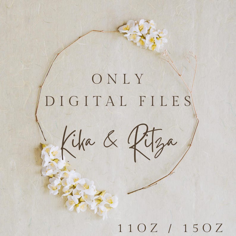 Pode incluir: Um download de arquivo digital para um design Kika & Ritza. O texto "ONLY DIGITAL FILES" &eacute; exibido em uma fonte marrom em um fundo bege. O design &eacute; cercado por uma coroa de flores brancas.