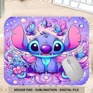 以下が含まれることがあります： 大きな耳、大きな目、紫色の鼻を持つ漫画のキャラクターが描かれた長方形のマウスパッド。デザインには、紫、ピンク、青の色合いの蝶と花の要素が含まれています。「MOUSE PAD - SUBLIMATION - DIGITAL FILE」というテキストが下にあります。