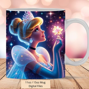 Może przedstawiać: Biały ceramiczny kubek z kolorową ilustracją Kopciuszka trzymającego świecący kwiat. Tło jest ciemnoniebieskie z gwiazdami i błyskotkami. Kubek ma pojemność 11 oz / 15 oz i jest tylko do pobrania w postaci plików cyfrowych.