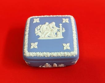 Pudełko na drobiazgi Wedgwood w kolorze białym na niebieskim z pokrywką