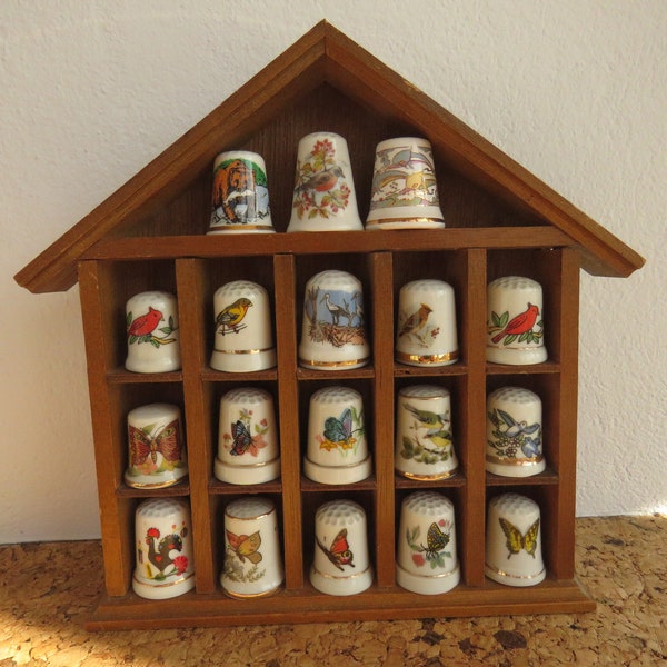 Holzvitrine mit 18 Porzellan Fingerhüten,Vögeln und Schmetterling Dekoration