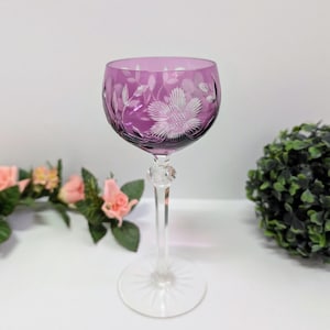 Op de afbeelding: Een set van drie keramische mokken met een gespikkelde, crèmekleurige glazuur. Elke mok heeft een ander handgeschilderd ontwerp: een blauw en groen blad, een gele en oranje bloem en een rode en roze bes. De mokken hebben een eenvoudige, afgeronde vorm.