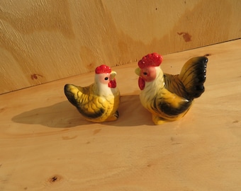 Vintage keramische haan en kip, containers voor zout en peper