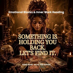 Op de afbeelding: Een digitale afbeelding met een persoon met donker haar in een donker gewaad, omringd door brandende kaarsen en schedels, met uitgespreide tarotkaarten. Tekst: Emotional Blocks & Inner Work Reading, SOMETHING IS HOLDING YOU BACK. LET'S FIND IT. SAME HOUR - NO AI - PDF REPORT.