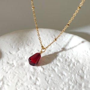 Vachana - Resin Granatäpple Ruby Seed Halsband
