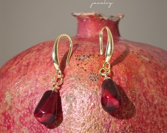 Vachana - Orecchini pendenti in resina con semi di melograno e rubino