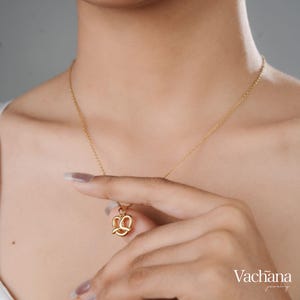 Vachana - Collana con ciondolo pretzel