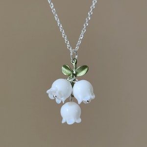 Vachana - Halsband i sterlingsilver 925 med liljekonvalj White glass lily