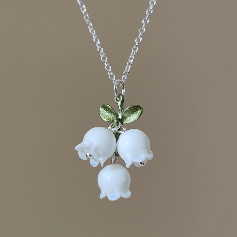 Vachana - Halsband i sterlingsilver 925 med liljekonvalj White glass lily