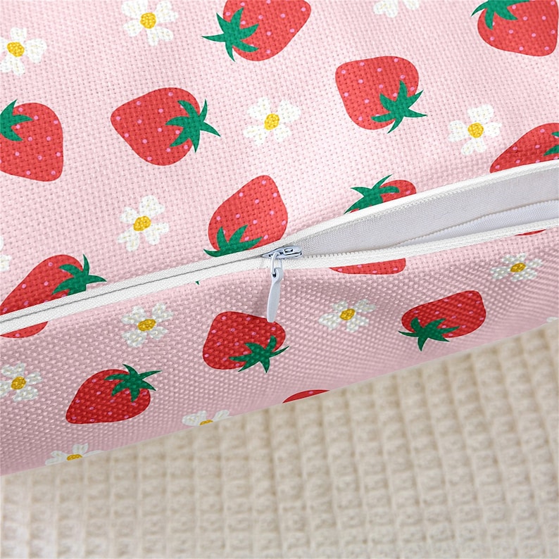 Jolie housse de taie d'oreiller aux fraises, marguerite blanche et rose, housse de coussin florale fruits aquarelle pour canapé-lit, fait main image 5