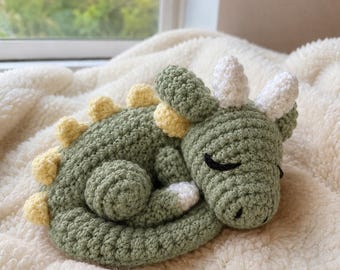 Patrón Amigurumi Dragón Bebé Durmiente | Peluche Dinosaurio PDF | Tutorial Español, Inglés, Alemán