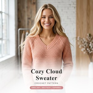 Peut inclure: Un pull à manches longues couleur pêche avec une encolure en V et un motif de points au crochet texturé. L'image inclut le texte : Cozy Cloud Sweater, CROCHET PATTERN, ENGLISH | DEUTSCH | ESPAÑOL. Le pull présente des manches raglan et des poignets côtelés.