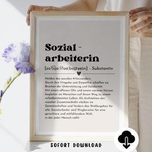 Könnte beinhalten: Ein gerahmter Druck mit dem deutschen Wort "Sozialarbeiterin" in schwarzer Schrift. Der Druck enthält eine Definition und Beschreibung des Wortes. Der Rahmen ist hellbraun und der Hintergrund cremefarben. Das Bild wird von einer Person gehalten.