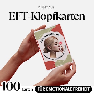 Peut inclure: Un jeu de 100 cartes EFT-Klopfkarten tenu dans les mains, avec les mots "DIGITALE" et "EFT-Klopfkarten" en haut. La carte présente un portrait de femme et le texte "Techniken zur emotionalen Freiheit". Le bas indique "FÜR EMOTIONALE FREIHEIT".