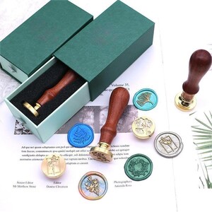 Aanpassing van souvenirgeschenken, met was verzegelde zeehondenkoppen, gepersonaliseerde zeehondenhuwelijksuitnodigingen