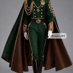 Könnte beinhalten: Eine dunkelgrüne Uniform im Militärstil mit goldenen Akzenten, einschließlich eines Umhangs mit braunem Futter. Das Outfit verfügt über goldene Stickereien, Knöpfe und eine dekorative Gürtelschnalle. Schwarze Stiefel und weiße Handschuhe vervollständigen das Ensemble. Der Text "Ansari Art" ist sichtbar.