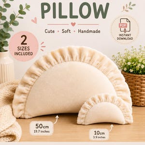 Könnte beinhalten: Ein PDF-Schnittmuster für ein Empanada-Kissen mit dem Text EMPANADA PILLOW, 2 SIZES INCLUDED und PDF INSTANT DOWNLOAD. Das Bild zeigt zwei beige, halbmondförmige Kissen mit gerüschten Rändern, die 50 cm und 10 cm in der Breite messen.