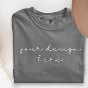 Camiseta Comfort Colors 1717 Pepper, maqueta minimalista de estilo de vida Pepper para POD, maqueta de camiseta doblada, maquetas de camisetas unisex teñidas en prenda, diseño plano