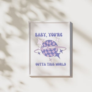 Outta This World Purple Space Planet, archivo de estilo retro con letras de burbujas, día de San Valentín, diseño de camisa de niña Vsco, uso comercial POD SVG, PNG