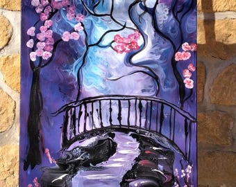 Puede incluir: Un cuadro rectangular sobre lienzo con un fondo fluido de color morado y azul oscuro, que muestra un puente arqueado negro sobre un arroyo. Dos árboles negros con flores rosas enmarcan la escena, con detalles florales rosas abajo.