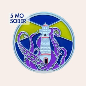 Può includere: Un gettone metallico rotondo raffigurante un faro bianco con accenti rossi circondato da un polpo viola con ventose visibili. Lo sfondo mostra un cielo giallo e un mare blu. Il testo 5 MO SOBER è stampato in blu in alto a sinistra.
