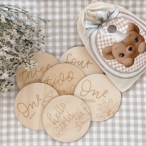 Disque en bois pour faire-part de naissance de bébé, plaque en bois gravée, accessoire photo, carte d'étape importante, Bonjour tout le monde, cadeau de baby shower, étape importante en bois du mois