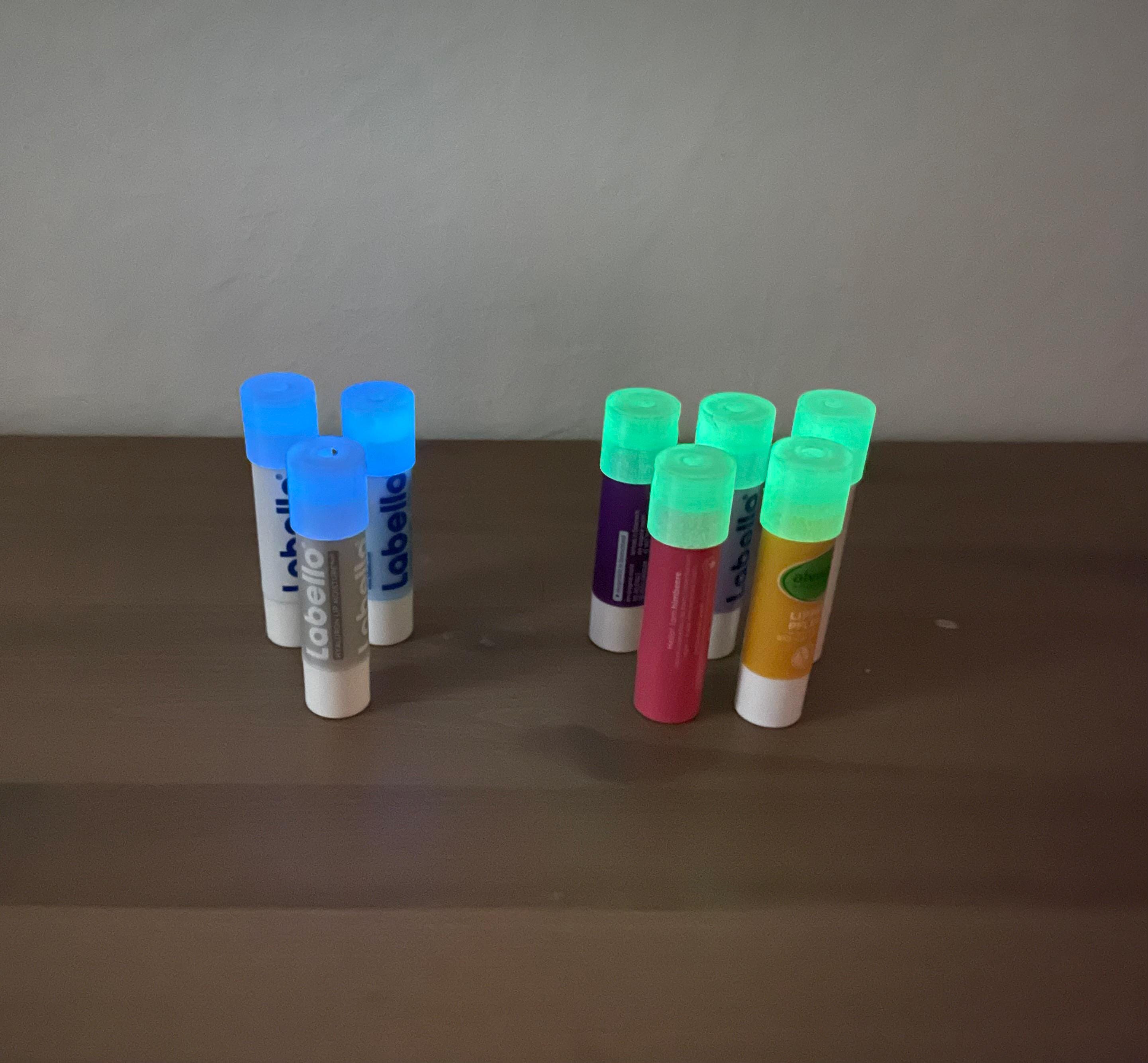 Designz3D Lippenbalsam Halter Fürs Auto – Hitzebeständig, Mit Command Strips