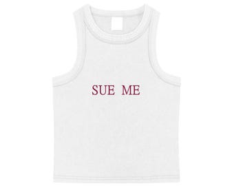 SUE ME Tank Top – Jura-Studentin Grafik-Shirt | Y2K Minimale Ernteästhetik