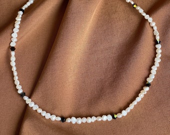 Aruna hand-made pearl necklace. Real freshwater pearl necklace.