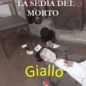 Puede incluir: Una escena del crimen con un hombre muerto tendido en el suelo. El hombre lleva una camisa blanca y un traje oscuro. Hay un sombrero y una lupa en el suelo. El texto "LA SEDIA DEL MORTO" y "Giallo" son visibles en la imagen. El texto "Gioco 16+" también es visible en la imagen.