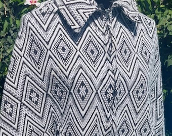 Poncho en coton guatémaltèque des années 1970 : bambou tressé bohème noir et blanc