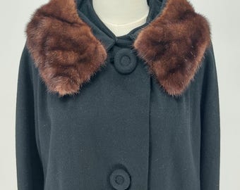 Manteau évasé en cachemire noir véritable avec col en vison des années 1960