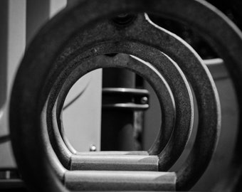 Può includere: Primo piano di una struttura da gioco in metallo nero con più anelli circolari. Gli anelli sono impilati uno sopra l'altro, creando un effetto tunnel.
