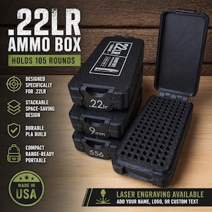 Può includere: Scatola di munizioni nera .22LR, contiene 105 colpi, con un design impilabile. La scatola è progettata per munizioni .22LR ed è compatta e portatile. La scatola aperta rivela un interno in schiuma. Incisione laser disponibile.