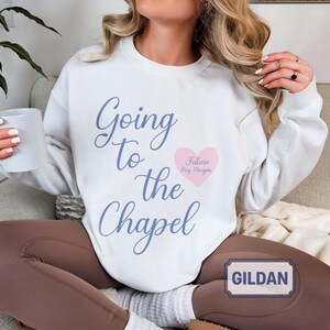 Sudadera nupcial personalizada "Camino a la capilla", atuendo para el día de la boda, regalo para recién comprometidas, novia personalizada, sudadera con capucha "Futura Sra." imagen 1