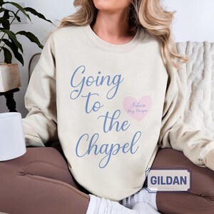 Sudadera nupcial personalizada "Camino a la capilla", atuendo para el día de la boda, regalo para recién comprometidas, novia personalizada, sudadera con capucha "Futura Sra." imagen 5