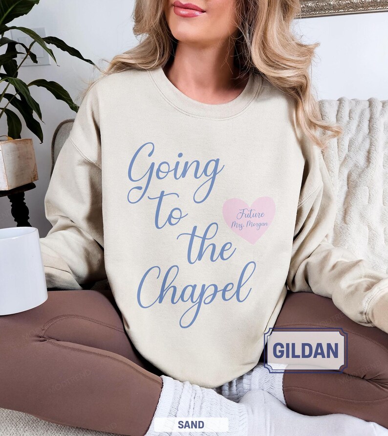 Sudadera nupcial personalizada "Camino a la capilla", atuendo para el día de la boda, regalo para recién comprometidas, novia personalizada, sudadera con capucha "Futura Sra." imagen 5