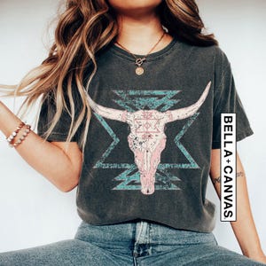 Camiseta Boho con calavera de vaca, camiseta con estampado western, camiseta con calavera de toro, camiseta de vaquera, camiseta country, camiseta de vaquero, camiseta de chica country, ropa western imagen 1
