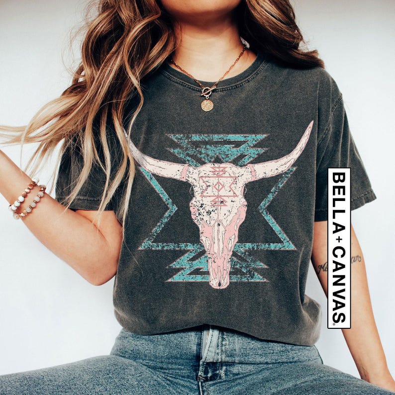Camiseta Boho con calavera de vaca, camiseta con estampado western, camiseta con calavera de toro, camiseta de vaquera, camiseta country, camiseta de vaquero, camiseta de chica country, ropa western imagen 1