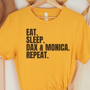 Eat Sleep Dax e Monica Ripeti Camicia Poltrona Esperto Podcast Regalo per i Fan Armcherry T-Shirt Migliori Esperti di Camicia Dax su Expert Tee