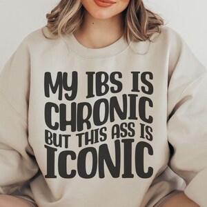 Mi SII es crónico pero este culo es icónico Sudadera con problemas de estómago Pegatina Mi barriga duele Cuello redondo Regalo divertido para su intestino irritable