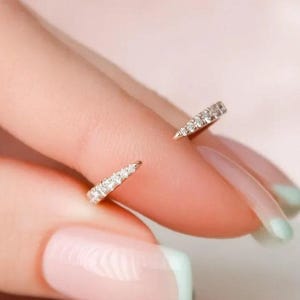 Anillo de moissanita de extremo abierto: alianza minimalista de plata de ley
