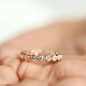Anello dell'eternità con diamanti coltivati in laboratorio: fede nuziale in oro rosa 14 carati con castone