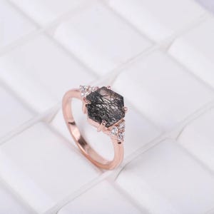 Vintage Schwarzer Rutilquarz Verlobungsring, Art-Deco-Rosengoldring, Sechskantring, einzigartiger Moissanitring, Versprechensring
