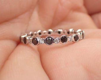 Anillo de eternidad con diamantes negros en oro blanco de 14 quilates: anillo con bisel apilable
