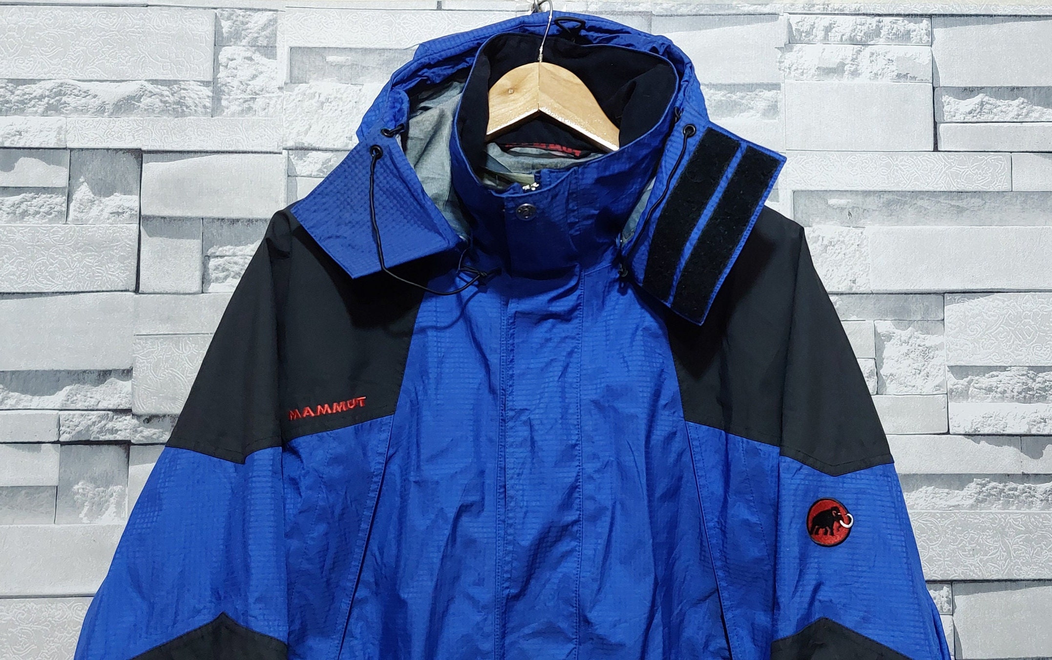Antique MAMMUT Goor-tex Hoodie Jacket Size: XL/ Authentic Antique MAMMUT Goor-tex Hoodie Jacket Size: XL/ Authentic